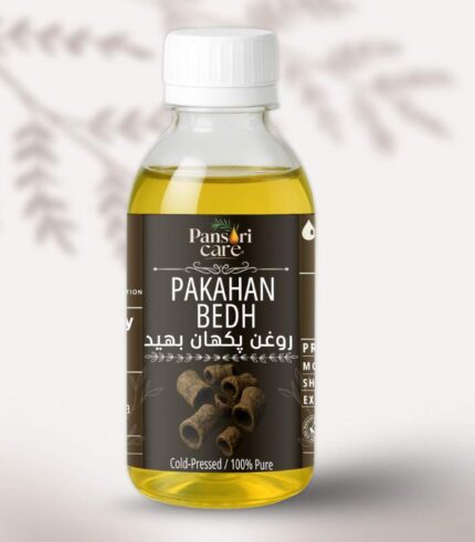 Pansari Care Pakhan Bedh Oil bottle with fresh Bergenia ligulata roots and leaves.